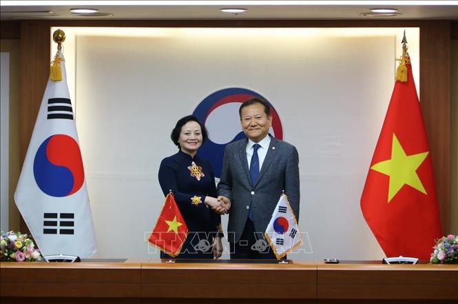 推动越韩两国在公共行政领域的合作