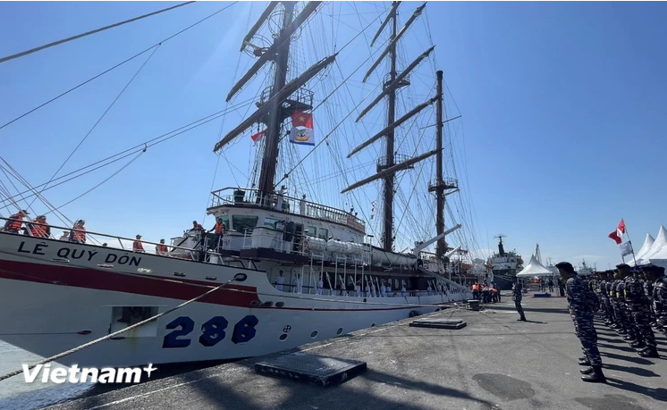 越南海军“黎贵惇”号帆船抵达印度尼西亚