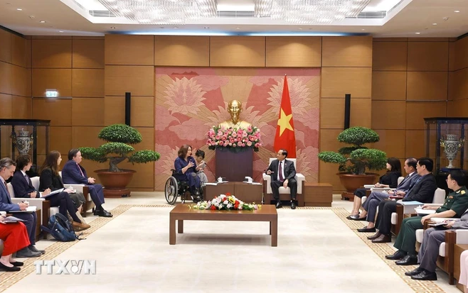 越南国会副主席陈光方会见美国参议员塔米•达克沃思