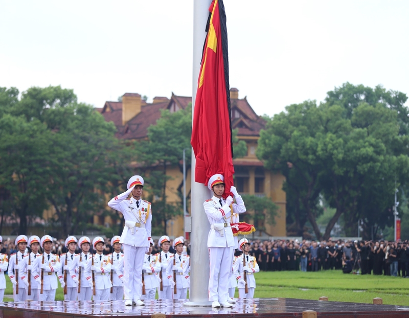 国旗降半旗仪式在巴亭广场隆重举行 为阮富仲总书记举行国葬