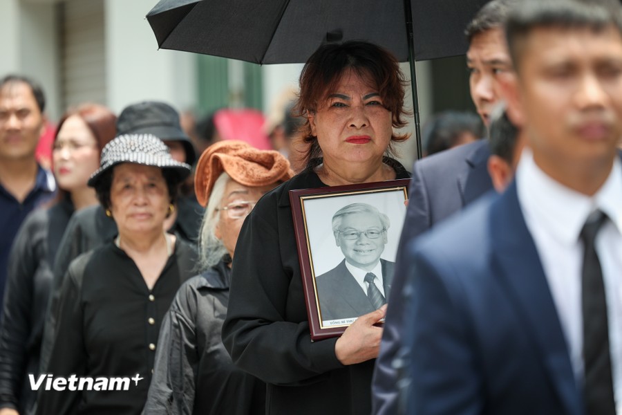 越南人民不午休排队吊唁阮富仲总书记逝世