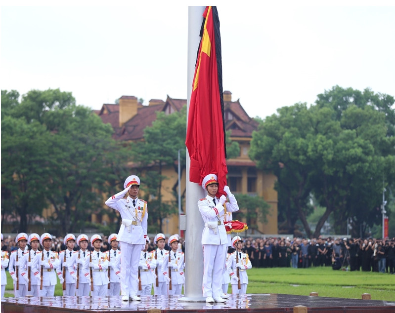 降半旗仪式在巴亭广场隆重举行 全国哀悼阮富仲总书记