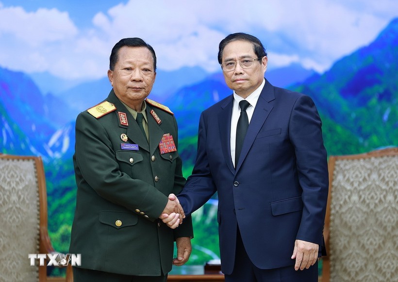 越南政府总理范明正会见老挝副总理兼国防部部长占沙蒙·占雅拉