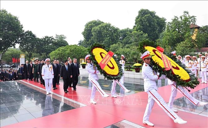 越南党和国家领导缅怀英雄烈士并入陵瞻仰胡志明主席易容【组图】