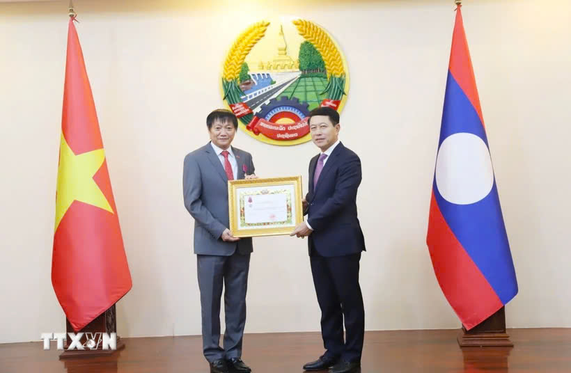 越南驻老挝大使阮伯雄荣获自由勋章