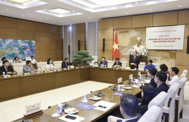 越南国会副主席阮德海会见优秀青年企业家