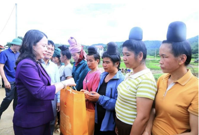 国家副主席武氏映春考察山罗省洪灾后恢复重建工作