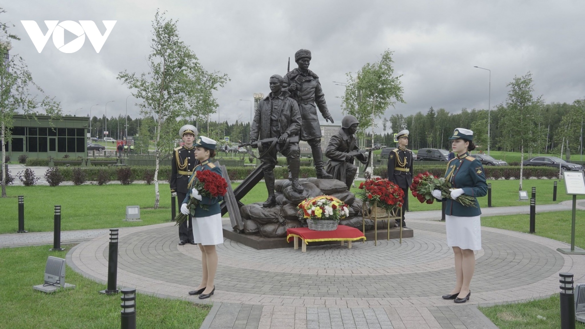 越南志愿军纪念碑在俄罗斯揭幕