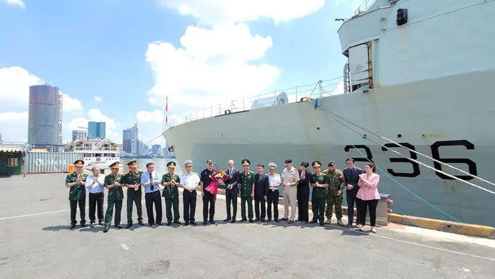 加拿大皇家海军对越南胡志明市进行友好访问