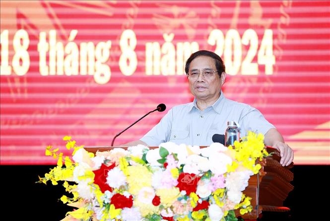 越南政府总理范明正视察得乐省武装部队