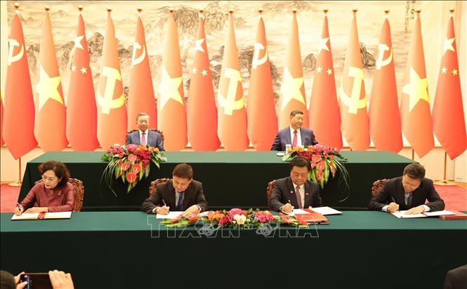越南与中国签署14项合作文件