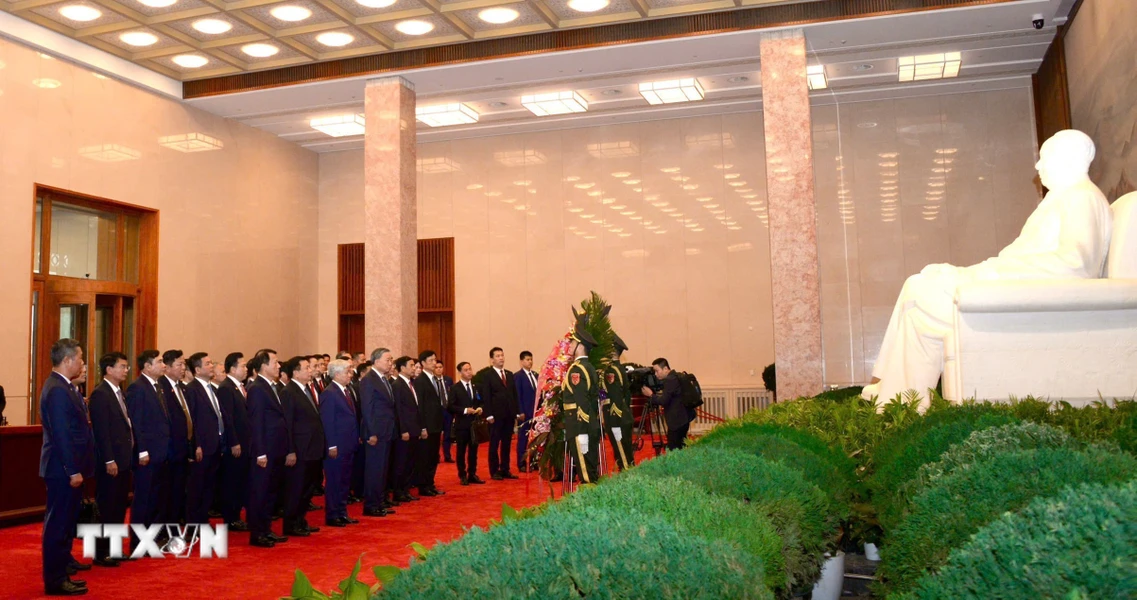 越共中央总书记、国家主席苏林参观毛泽东主席纪念堂