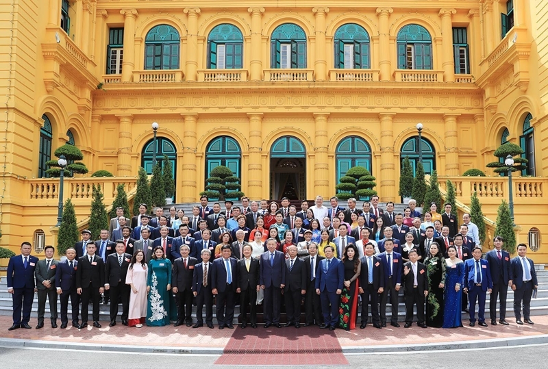 苏林同志会见越南中小型企业协会代表团