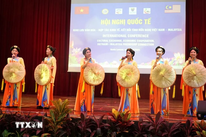越南与马来西亚文化增进友谊交流晚会在吉隆坡举行