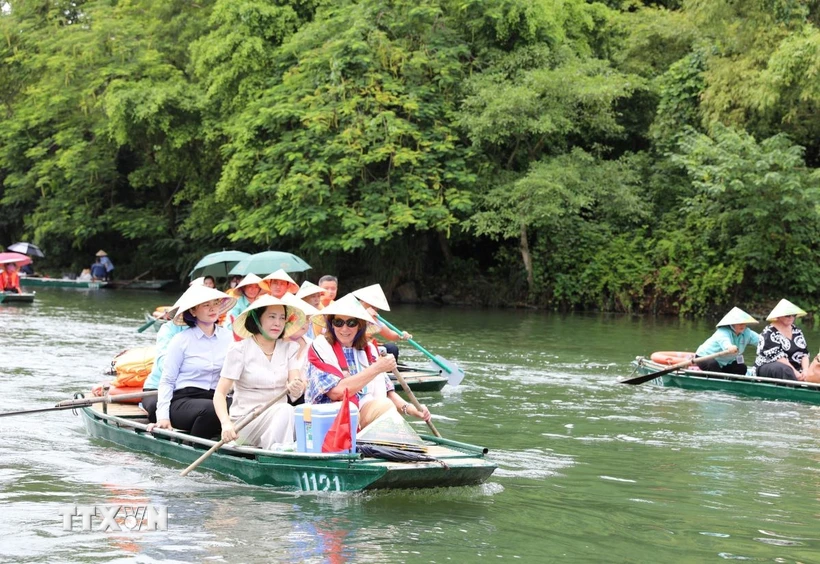 澳大利亚联邦议会参议长苏·莱恩斯参观越南长安生态旅游区