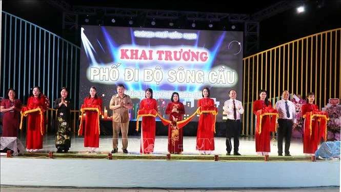 越南北浒市首条步行街开放