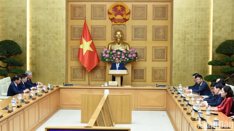 越南政府总理范明正向新任副总理、部长交付任务