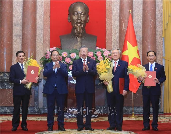 越共中央总书记、国家主席苏林颁发任命三位副总理、两位部长的决定