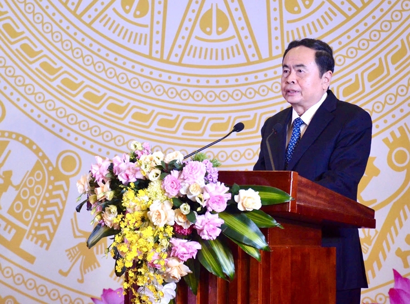 国会主席陈青敏出席2024年优秀科技知识分子表彰大会