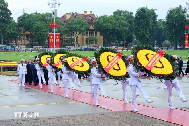 党和国家领导代表团入陵瞻仰胡志明主席遗容（组图）