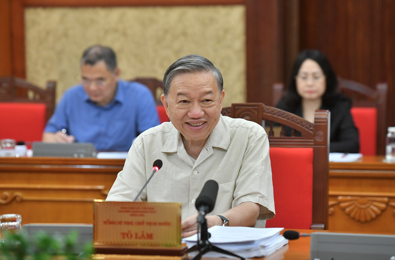 苏林总书记、国家主席召开政治局会议