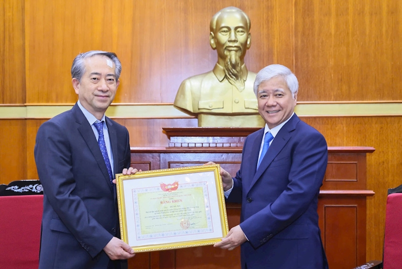 越南祖国阵线中央委员会主席杜文战会见中国驻越南大使熊波