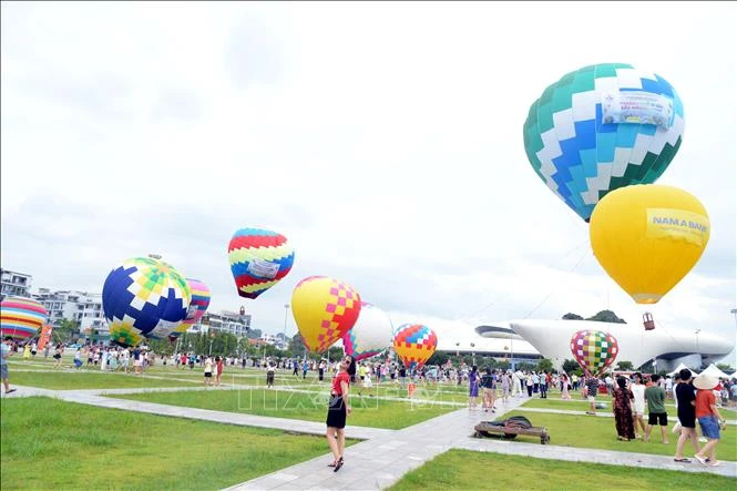 广宁省下龙市首次举行热气球节