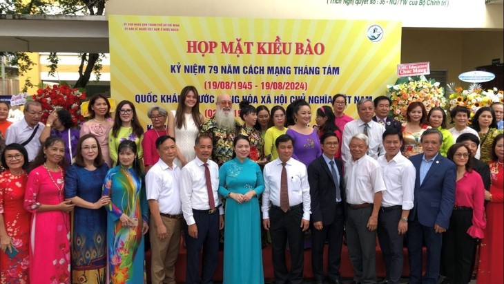 胡志明市举行海外越南人见面会，庆祝九·二国庆节