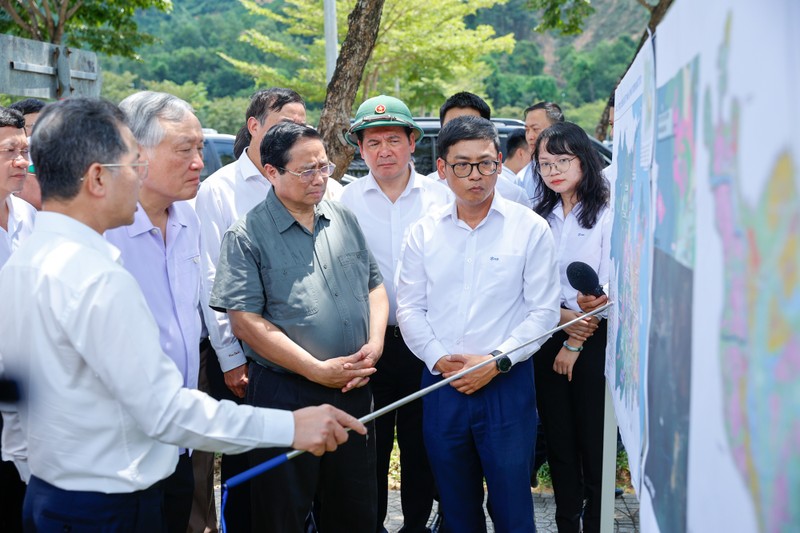 越南政府总理范明正视察岘港市部分项目进展情况