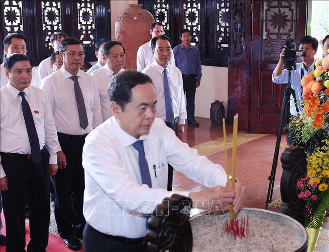 越南国会主席陈青敏上香缅怀已故部长会议主席范雄和政府总理武文杰