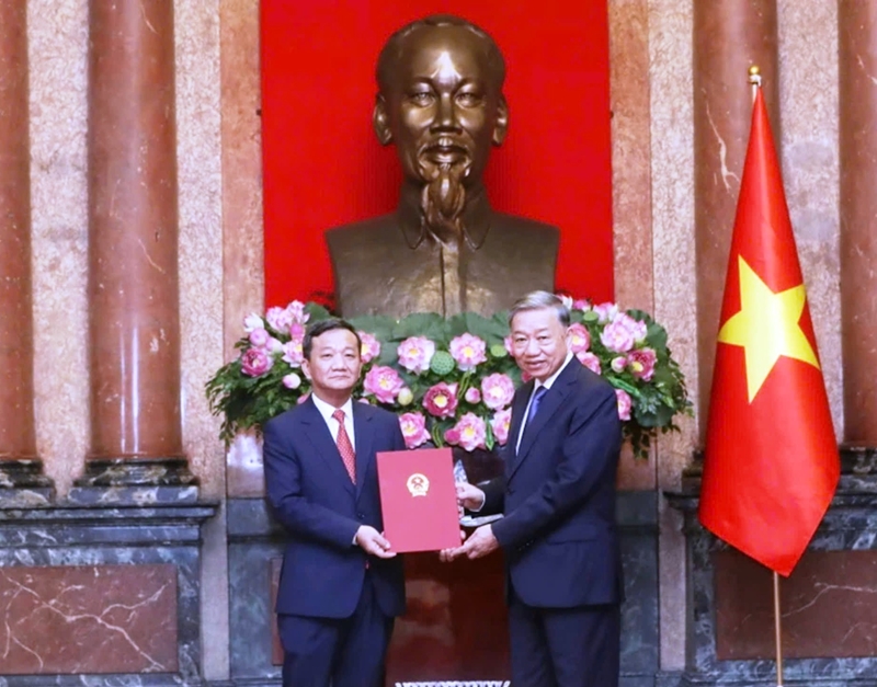 越共中央总书记、国家主席苏林向越南驻老挝大使授予任命决定