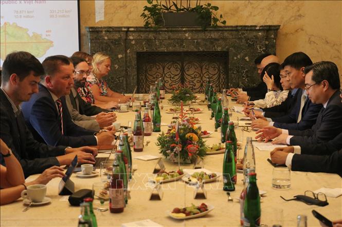 越南与捷克分享城市规划经验