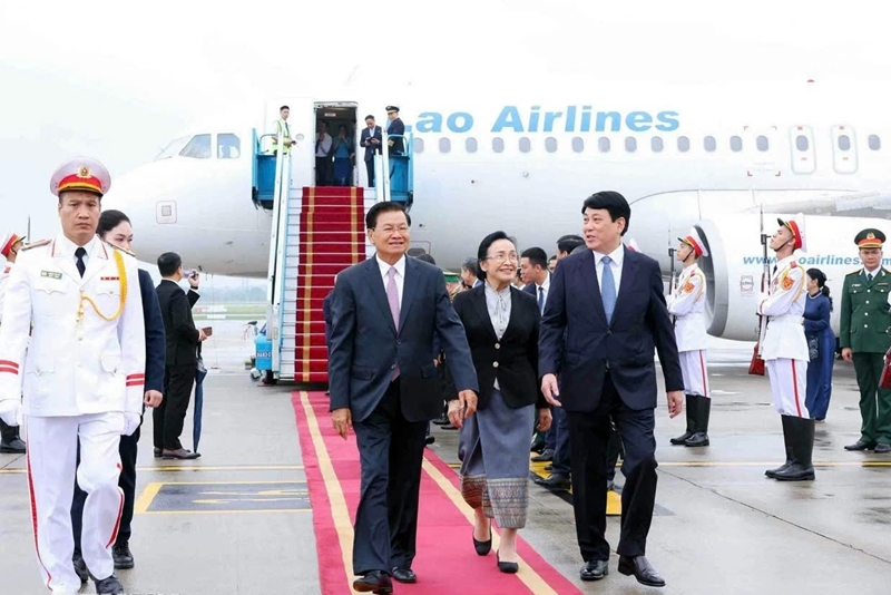 老挝总书记、国家主席通伦·西苏里抵达河内 开始对越南进行国事访问