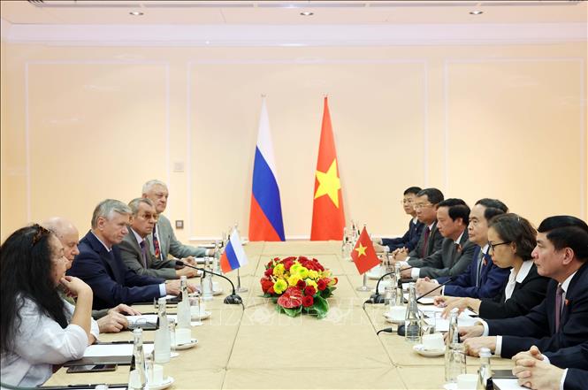 越南国会主席陈青敏会见俄越友好协会和俄罗斯退伍军人协会代表