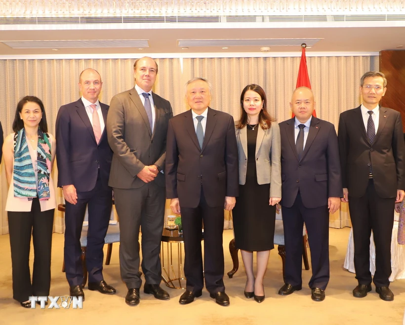 越南政府常务副总理阮和平会见中国香港多家企业领导