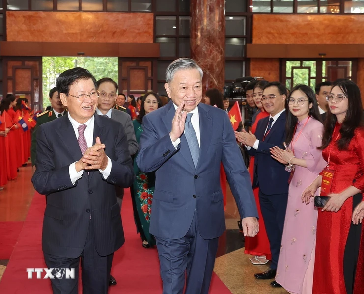 老挝人民革命党中央总书记、国家主席通论·西苏里会见前越南援老志愿军和专家代表团