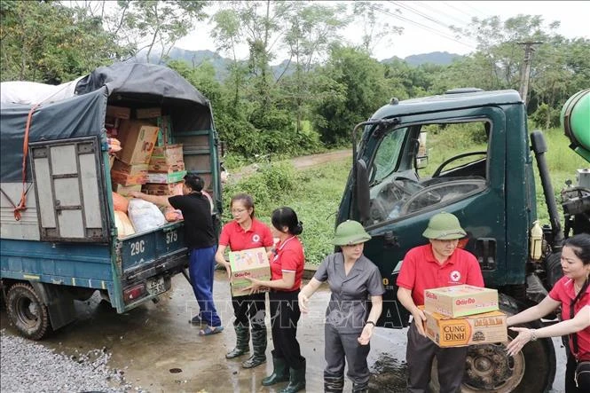 国际组织向越南遭受风暴和洪水破坏的灾区民众提供必需品
