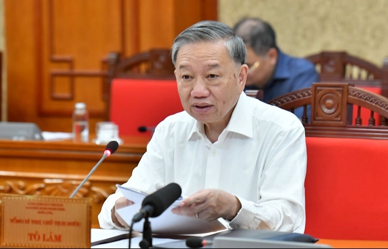 继续大力革新党的领导和执政方式是革命新阶段的紧迫要求