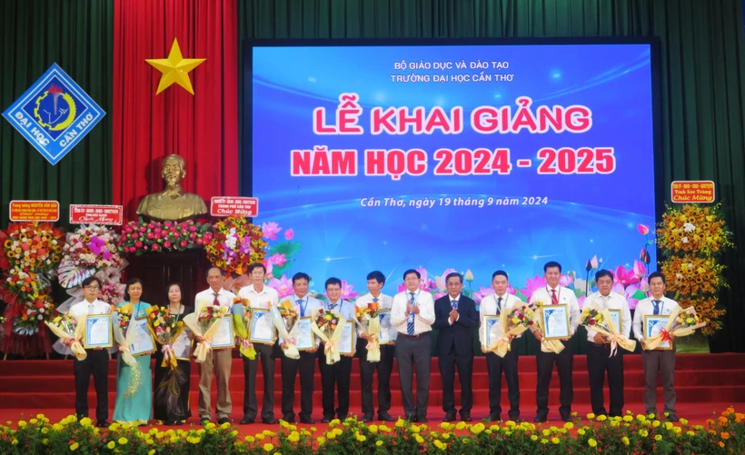 芹苴大学获得12项AUN-QA国际质量认证