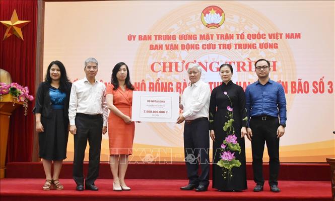 海外越南人为受第三号台风影响的国内同胞捐赠款物