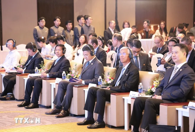 胡志明市与中国重庆促进国际陆海贸易新通道合作