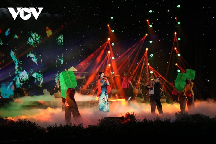 独特的“秋天为你”艺术演出在顺化举行