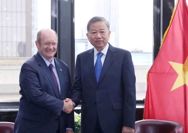 苏林总书记、国家主席会见美国参议员克里斯·库恩斯