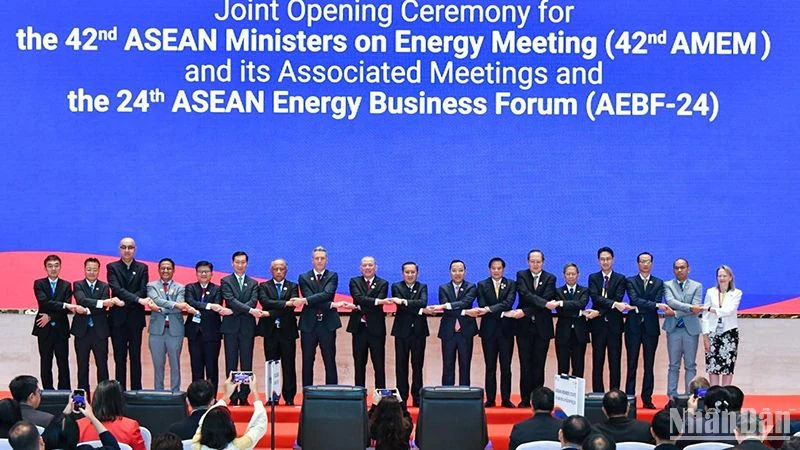 第42届东盟能源部长会议和第24届东盟能源营商论坛开幕