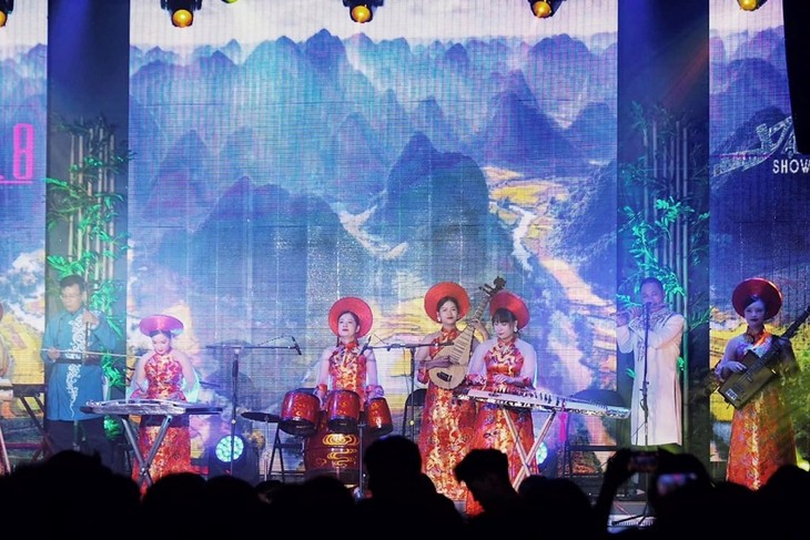 庆祝世界旅游日的《越南灵魂》艺术晚会在河内举行