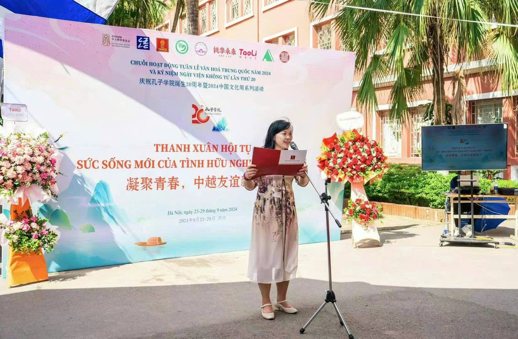 越南和外国学生在河内体验中国文化