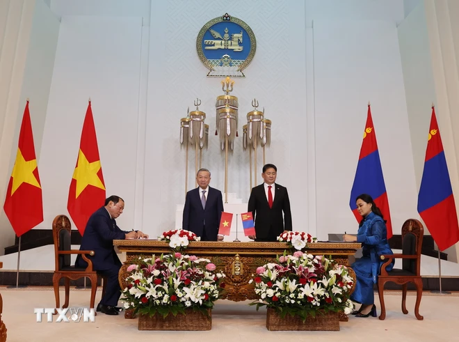 越蒙两国领导人共同见证双方合作文件签字仪式