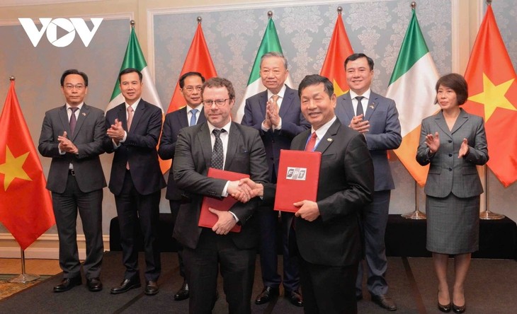 越共中央总书记、国家主席苏林出席越南与爱尔兰合作文件互换仪式