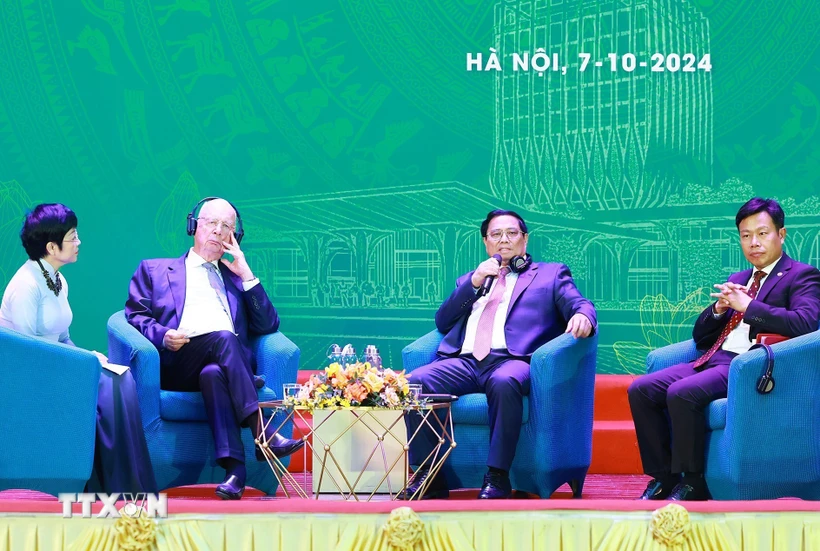 越南政府总理范明正和世界经济论坛主席克劳斯·施瓦布与越南大学生交流