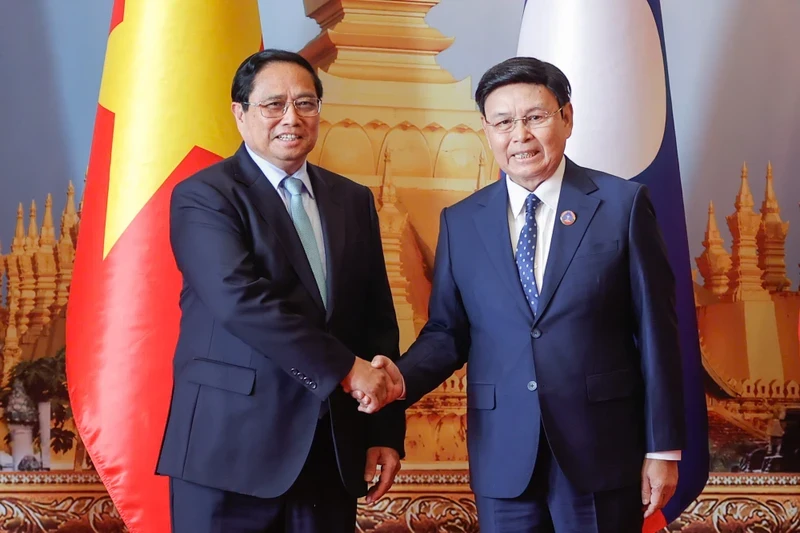 越南政府总理范明正会见老挝国会主席赛宋蓬·丰威汉